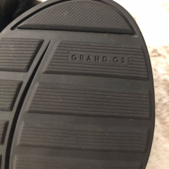 : : COLE HAAN OS GRAND Thong Sandals with Gold Tone Block Square Logo Detail : : - Picture 15 of 15